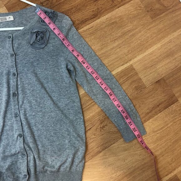 Old Navy Size Medium gray scoop neck cardigan with flower accents at left neck - Picture 13 of 13